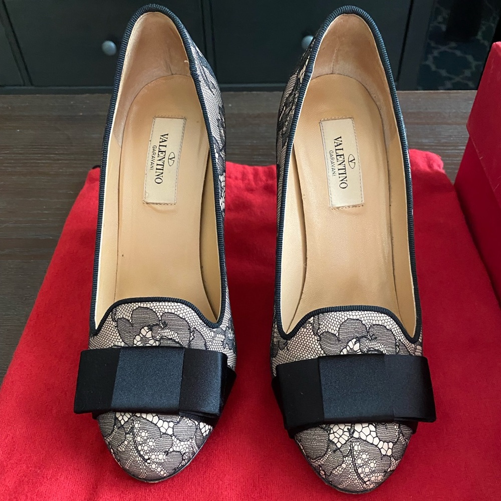 VALENTINO
Black/Nude Lace/Leather Bow pumps